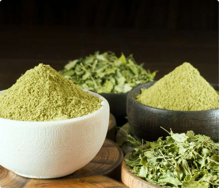 Kratom leaves and powder